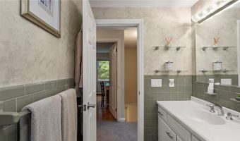 40 Sage Dr, Warwick, RI 02886