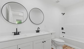 309 W Locust St, Aurora, MO 65605