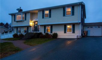 25 Algonquin Dr, Middletown, RI 02842