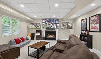 941 Par Dr, Algonquin, IL 60102