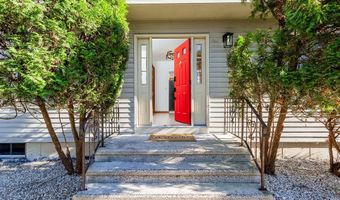 8 Phoebee Ln, Brookfield, CT 06804
