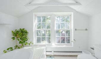 3 Vicksburg Pl, Newport, RI 02840