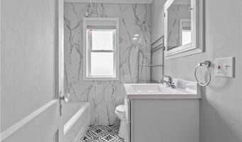 94 E Main Rd, Middletown, RI 02842