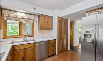 16 Meadowbrook Country Club Est, Ballwin, MO 63011