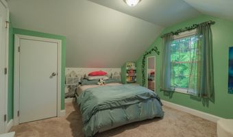17 Edgewood St, Cromwell, CT 06416