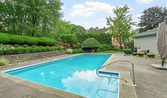 17 Greyledge Dr, Albany, NY 12211