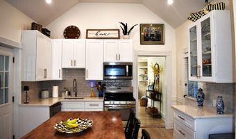 176 Richmond Ave, Amityville, NY 11701
