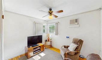 42 Plainfield Rd, Albertson, NY 11507
