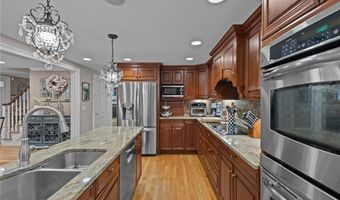 152 Glen Hills Dr, Cranston, RI 02920