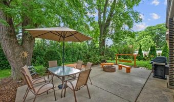 2631 N Stuart Dr, Arlington Heights, IL 60004
