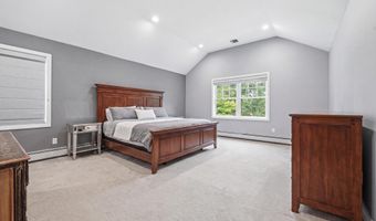 19 Sunset Rd W, Albertson, NY 11507