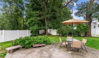 174 Lawnacre Dr, Cranston, RI 02920