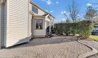 130 E Pinelake Dr, Amherst, NY 14221