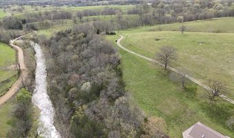 300 Round Up Ln, Bakersfield, MO 65609