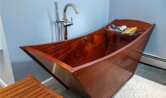 18 Valley Stream Dr, Cumberland, RI 02864