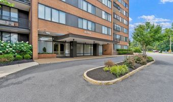 4390 LORCOM Ln 805, Arlington, VA 22207