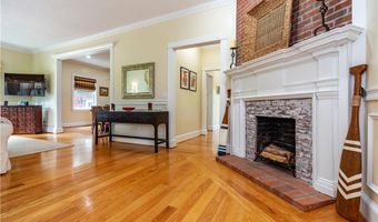 7 Gibson Ave, Narragansett, RI 02882