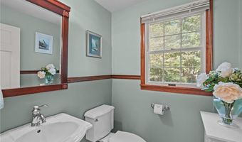 105 LYNN Cir, East Greenwich, RI 02818