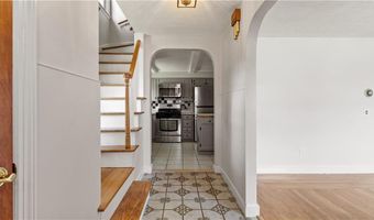 29 Cormier Rd, Lincoln, RI 02865