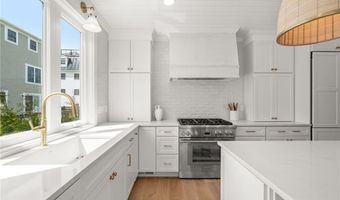 7 Wellington Ave, Newport, RI 02840