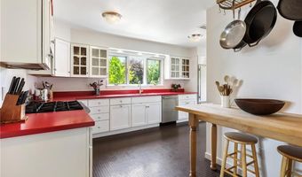 4 Alpond Dr, Newport, RI 02840