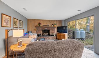 96 Oak Hill Dr, Bristol, CT 06010