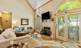 15733 Pine Cir, Basehor, KS 66007