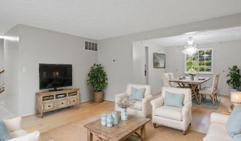 8463 MONARCH Ct, Annandale, VA 22003