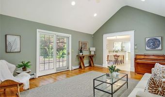 15 Sylvia Ln, Lincoln, RI 02865