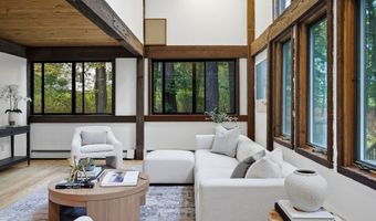 4 Lantern Ln, Bedford, MA 01730