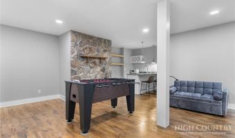 549 Clubhouse Dr, Banner Elk, NC 28604