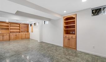 821 Heatherhaven Dr, Ballwin, MO 63011