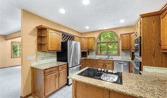 3881 Ravinewood Dr, Austinburg, OH 44010