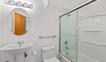 16 Meadowbrook Country Club Est, Ballwin, MO 63011