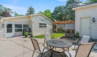 330 N Country Club Dr, Addison, IL 60101