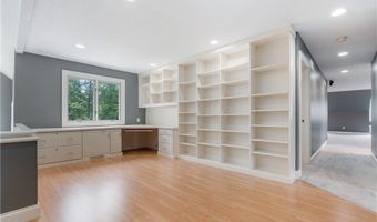 438 Club Dr, Aurora, OH 44202