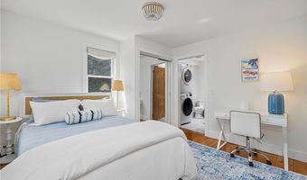 5 Tews Ct, Newport, RI 02840