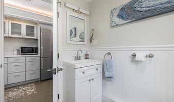 5 Maloney Ln, Middletown, RI 02842