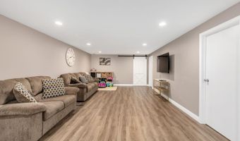 690 W Willow Gln, Addison, IL 60101
