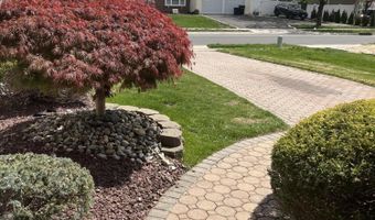 32 Idlewild Ln, Aberdeen, NJ 07747
