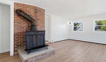 25 Stoneham St, Cranston, RI 02920