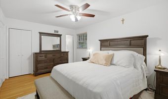 8906 TRANSUE Dr, Bethesda, MD 20817