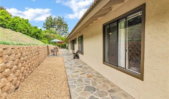 735 Del Valle Dr, Fallbrook, CA 92028