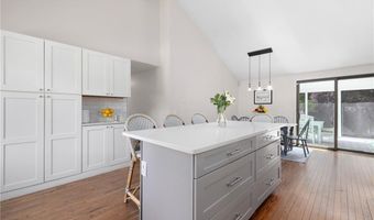 8 SCHOOL HOUSE Rd, Narragansett, RI 02882