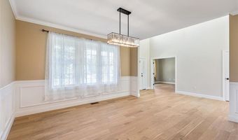 8 Lyn Ct, Cumberland, RI 02864
