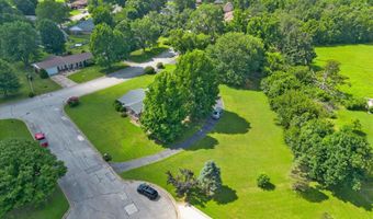 1635 Oak Dr, Aurora, MO 65605