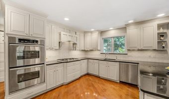 5 Trotter Ter, Belford, NJ 07718