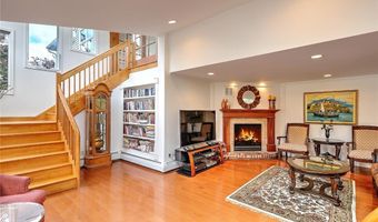 3 Spinnaker Dr, Barrington, RI 02806