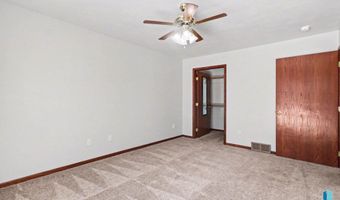 412 N 9th Ave, Brandon, SD 57005