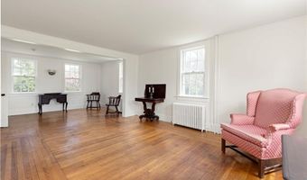 6 Baldwin Rd, Middletown, RI 02842